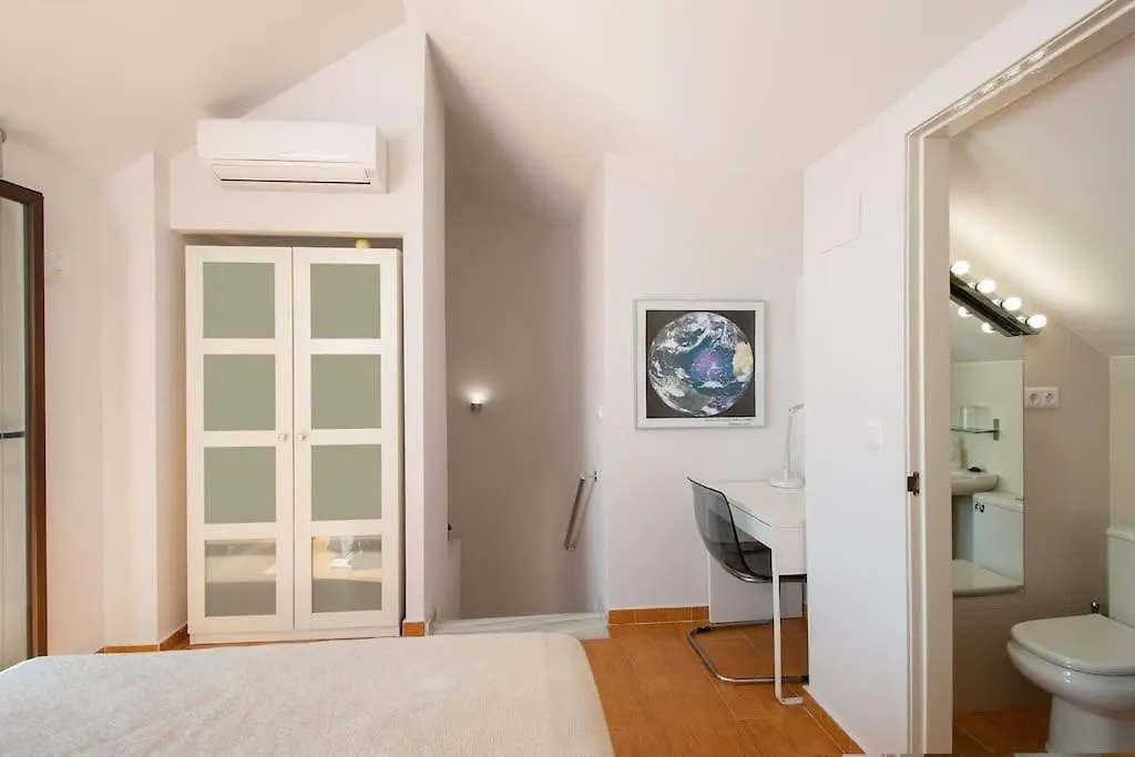 Дом отдыха Sunny House With Great Sea Views, 3 Terraces, Private Heated Pool And Sauna Ла-Эррадура